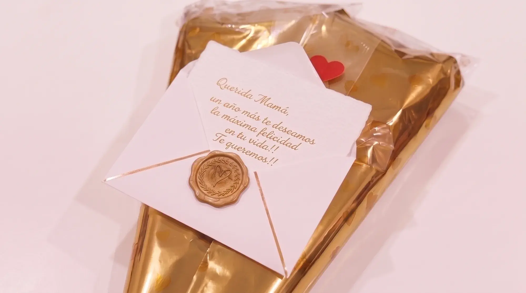 Nota personalizada saliendo de su sobre premium con lacre